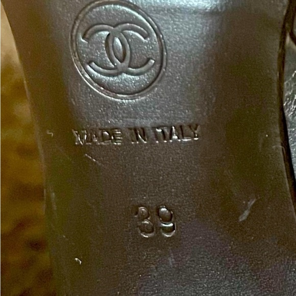 Authentic Chanel made in Italy Black Leather Pointed Toe Boots. Size 39. - Picture 8 of 9